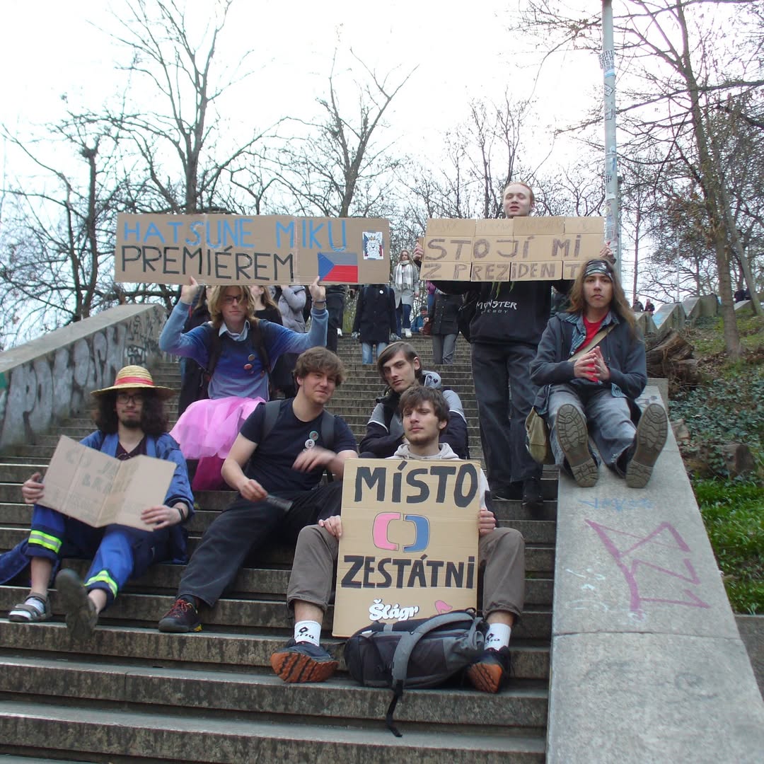 Vyvedené transparenty z letošní demonstrace zástupců České asociální strany na Letné, kde ale bylo kvůli demonstraci Milionu chvilek moc lidí